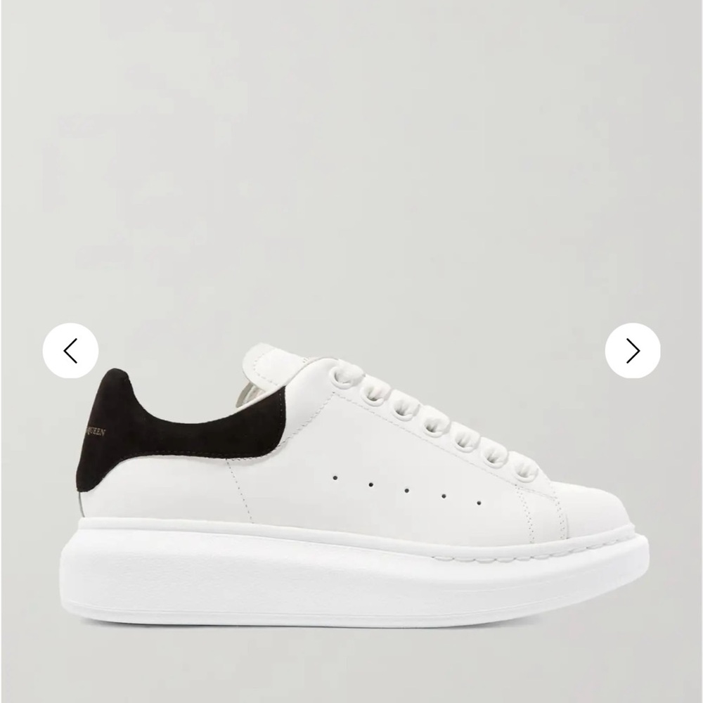 Alexander McQueen NEVER WORN SNEAKERS
Come with Authentic Tag 100% AUTHENTIC